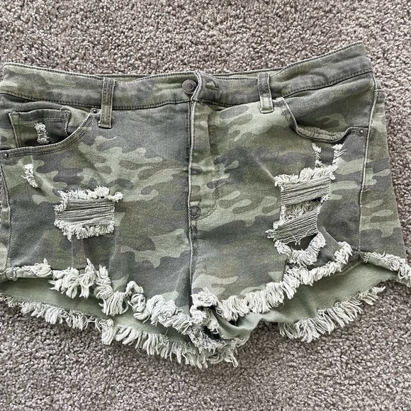 Camo high rise shorts. - Picture 1 of 3